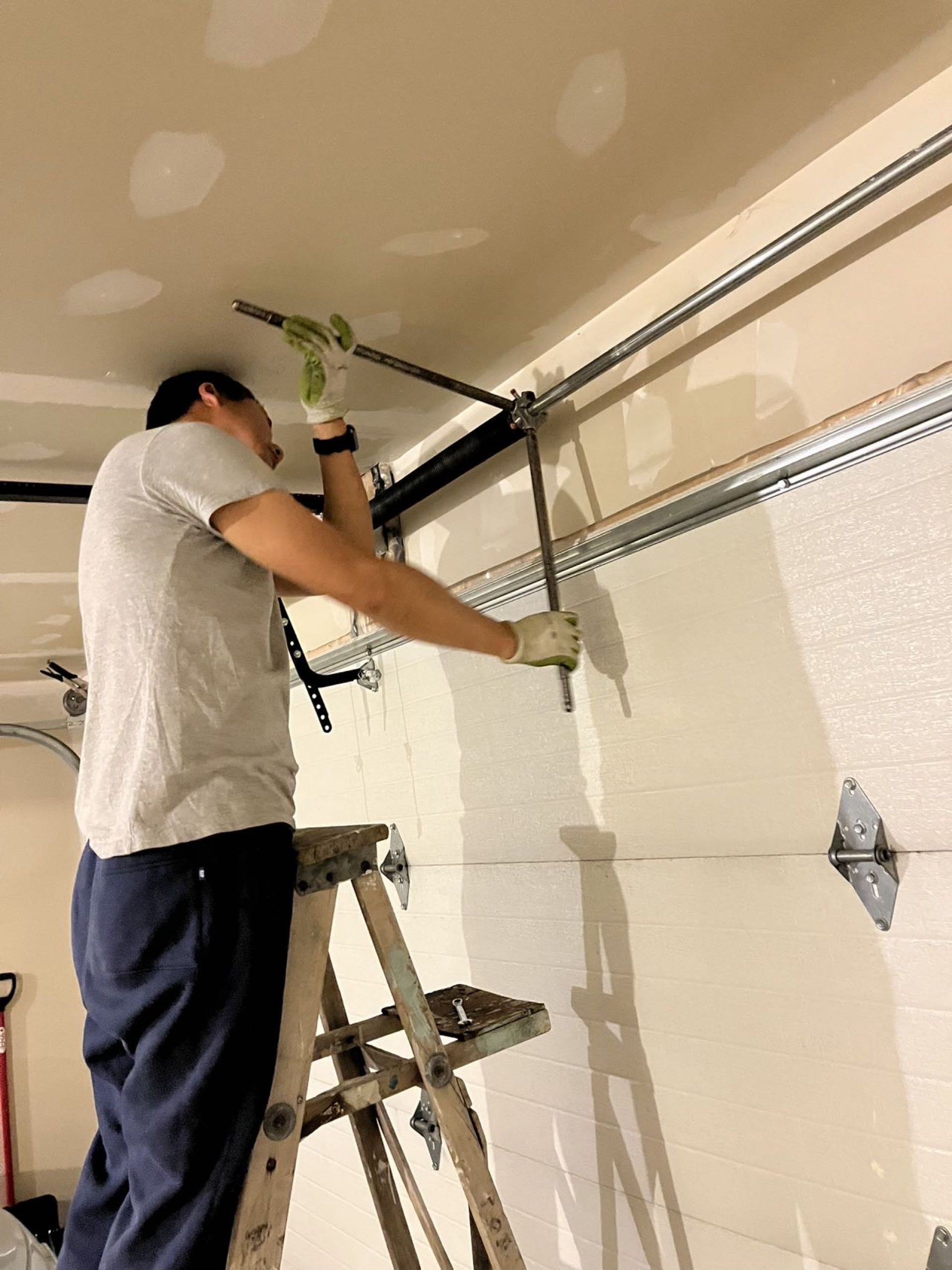 又修好一家的车库门