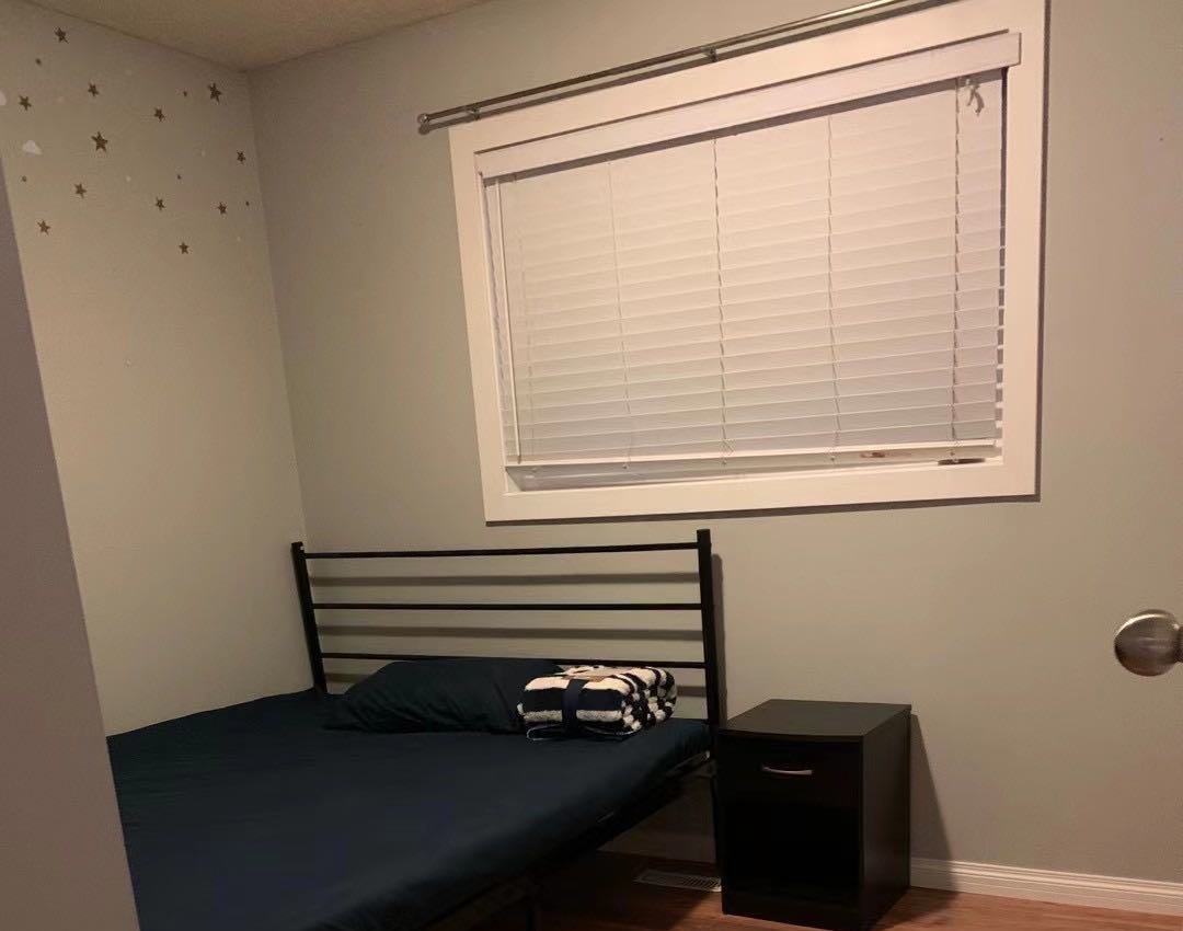 Erindale安静社区（rogers rd）house二楼大窗次卧出租 - 2