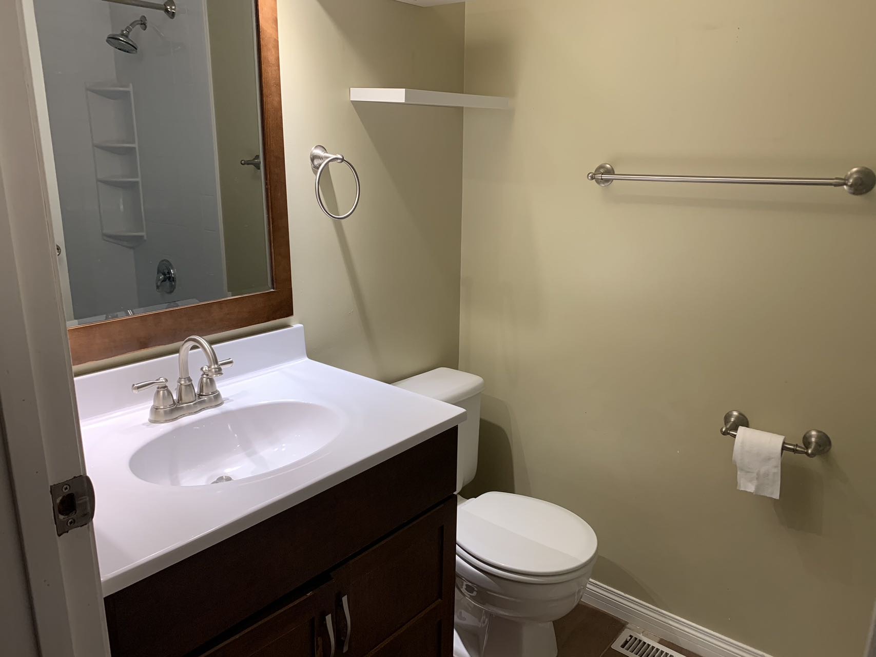 Erindale安静社区（rogers rd）house二楼大窗次卧出租 - 3