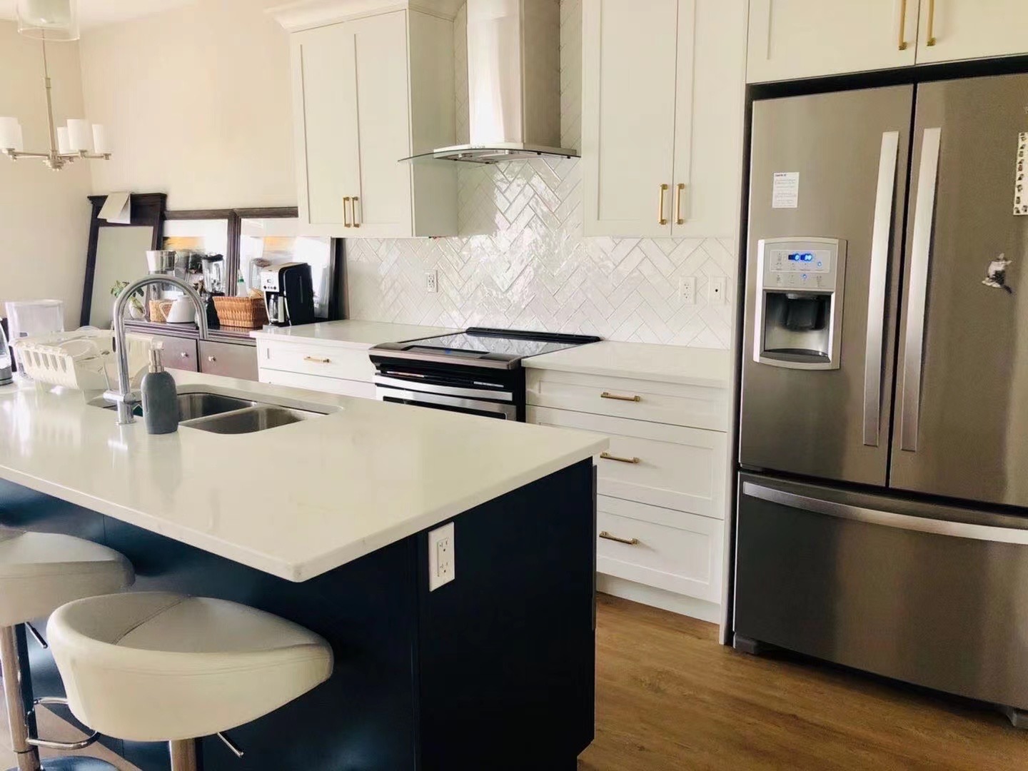 南向两间阳光大房间出租，只招女生