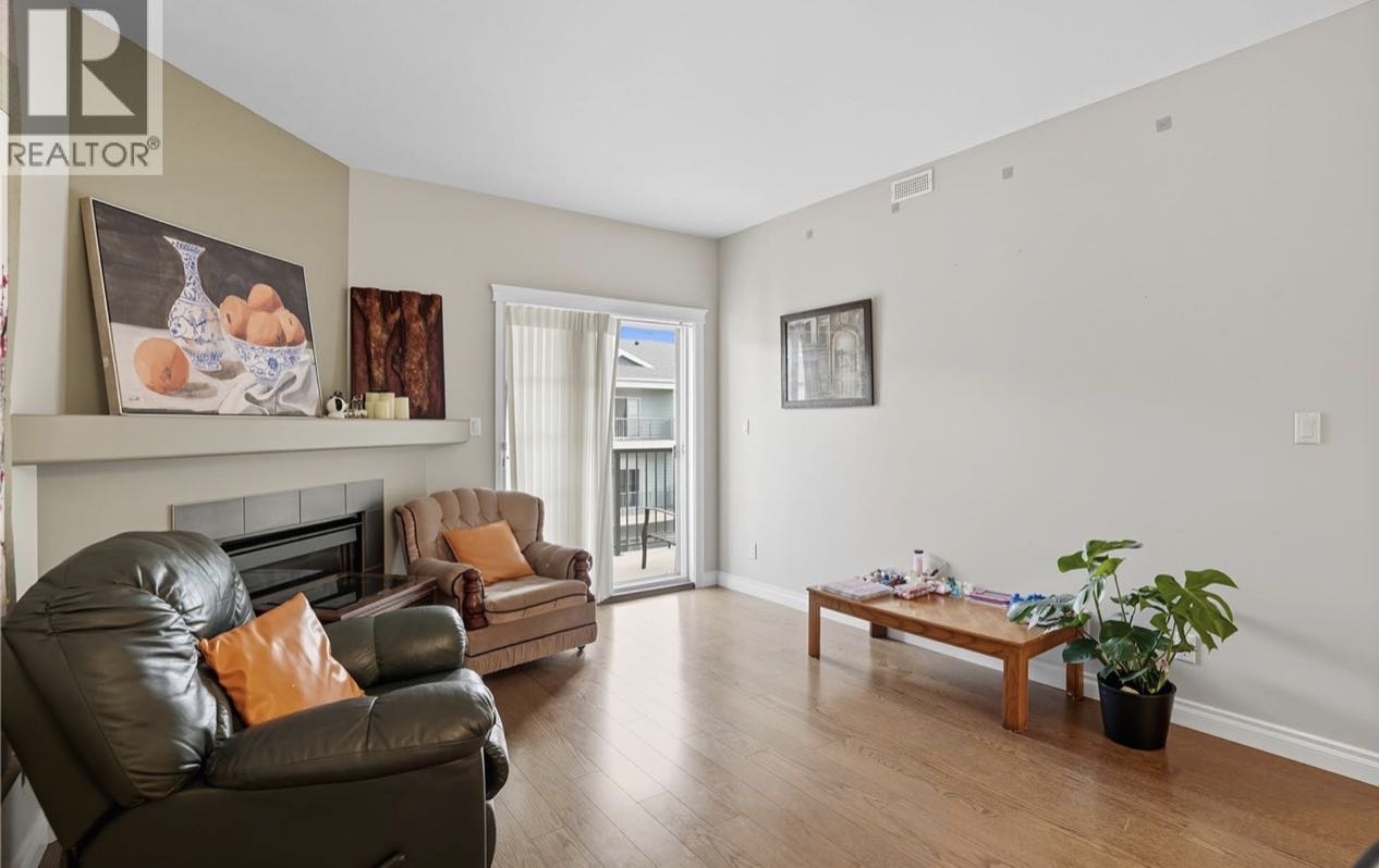 OPEN HOUSE开放参观百年高中门口公寓时间：周六12月13日2:00-4:00PM 地址：409 333 Nelson ROAD - 6