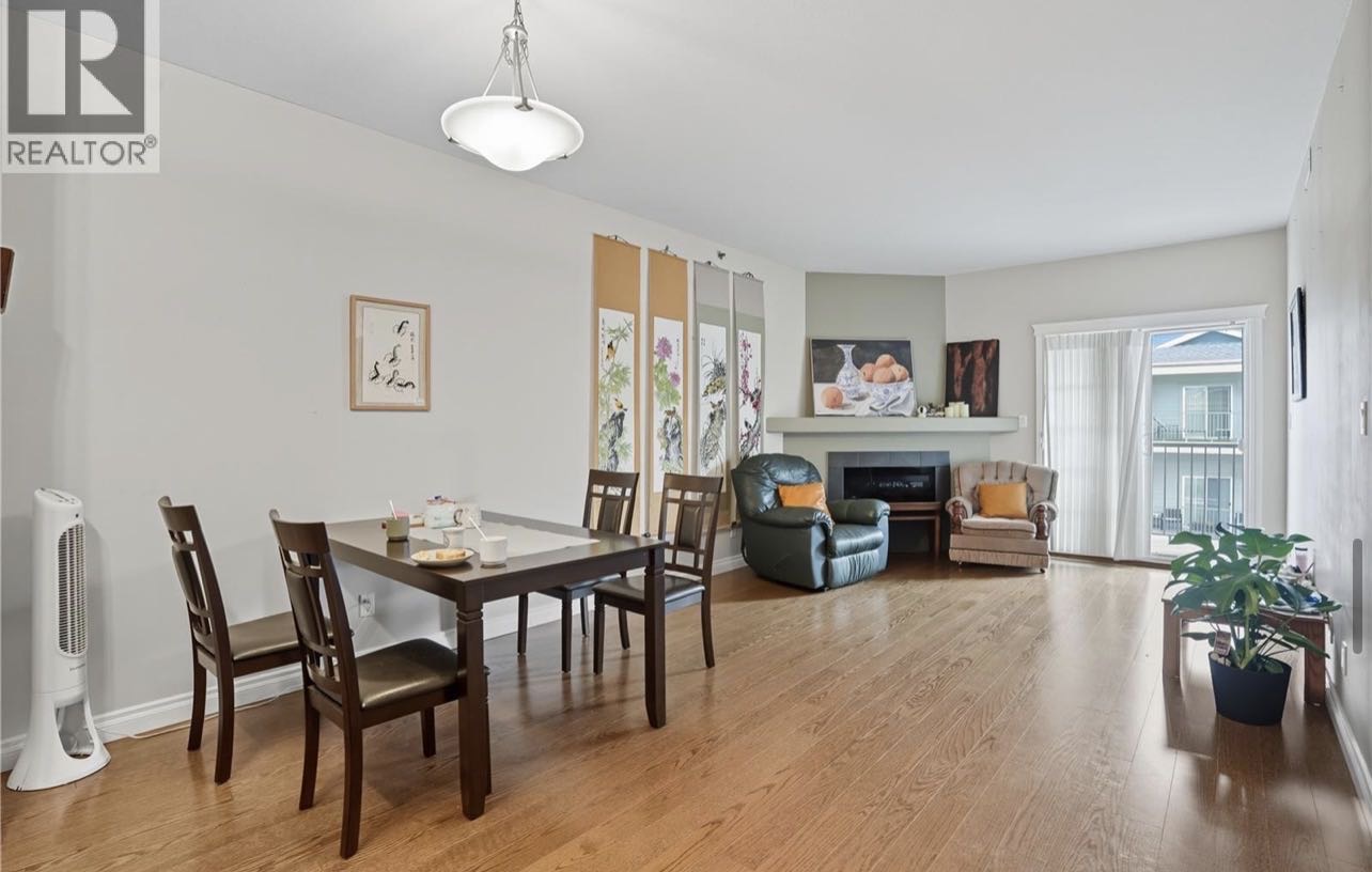 OPEN HOUSE开放参观百年高中门口公寓时间：周六12月13日2:00-4:00PM 地址：409 333 Nelson ROAD - 7