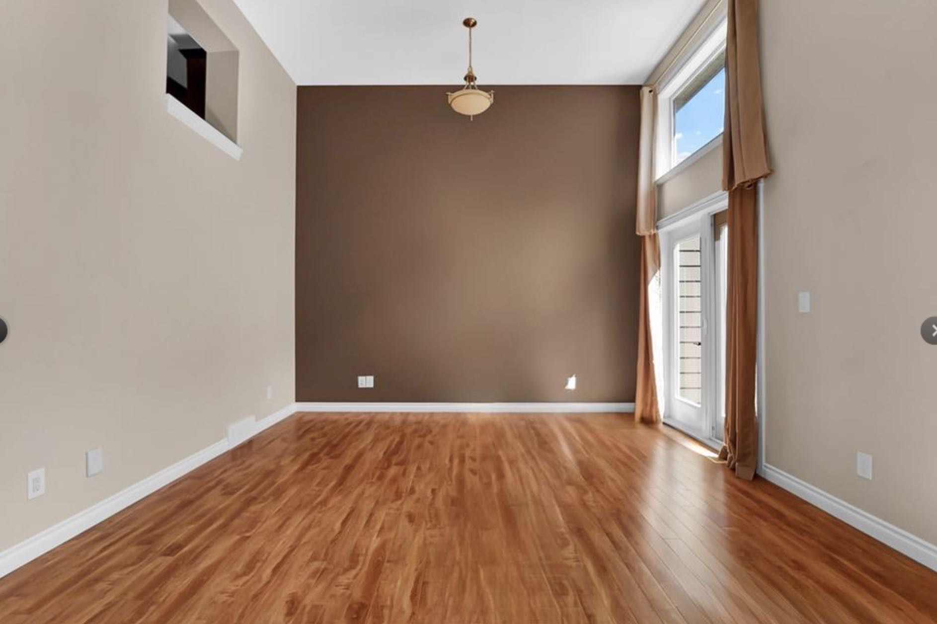 open house开放参观时间：周日9月28日2:00-4:00PM 地址：401 212 Willis CRES - 4