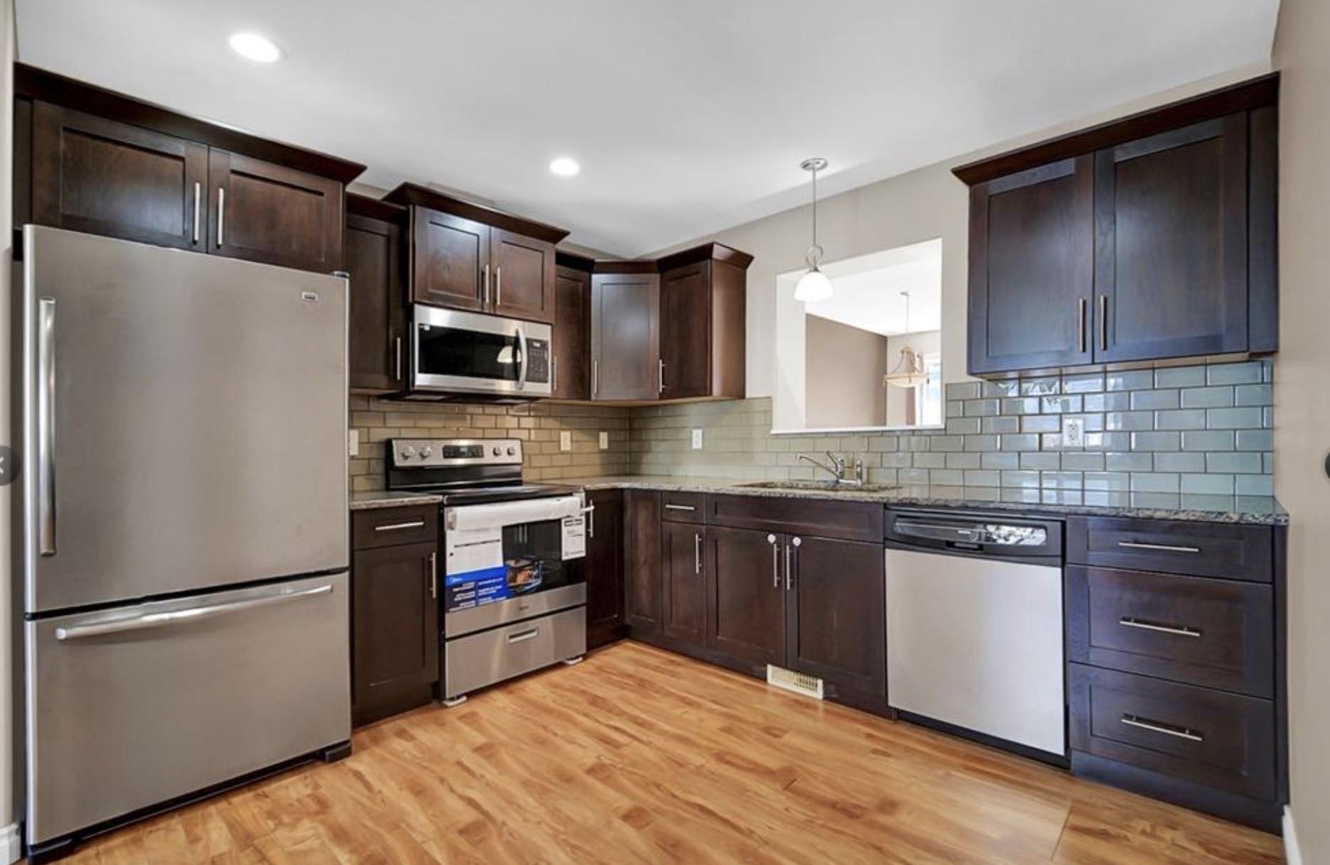 OPEN HOUSE开放参观时间：周日9月7日2:00-4:00PM 地址：401 212 Willis CRES - 2