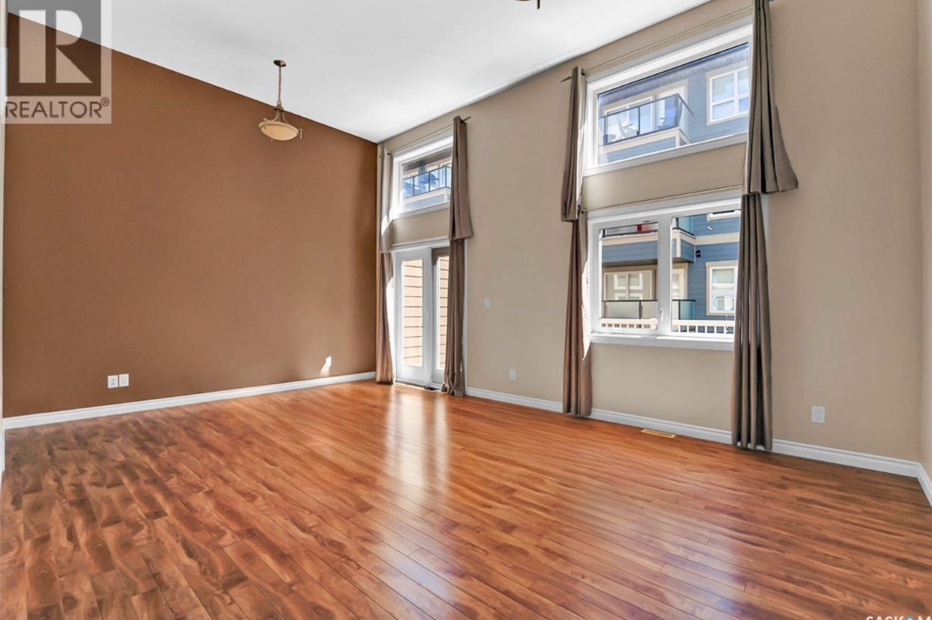 open house开放参观时间：周日9月28日2:00-4:00PM 地址：401 212 Willis CRES - 3