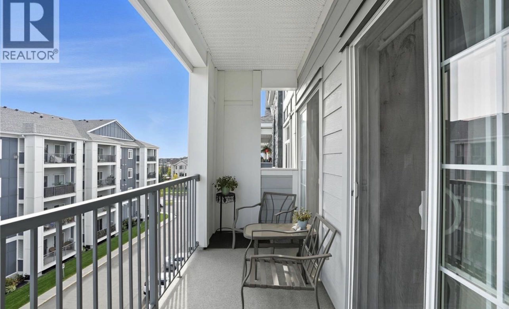 OPEN HOUSE开放参观百年高中门口公寓时间：周六12月13日2:00-4:00PM 地址：409 333 Nelson ROAD - 2