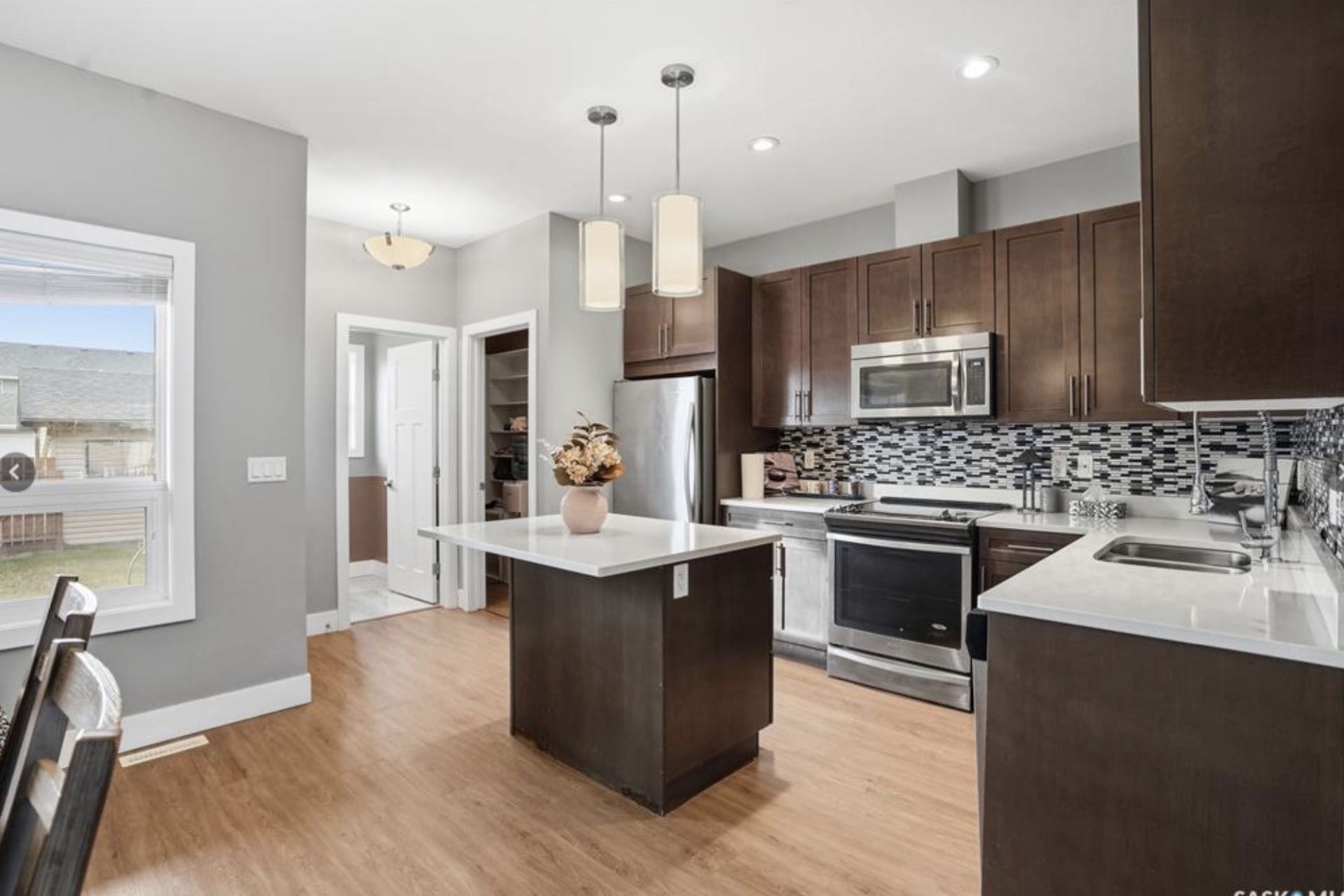 OPEN HOUSE开放参观 时间：11日1日 周六 2:00-4:00PM  地点：331 Rajput Way 高档四房四卫联排  Evergreen超值高档四房四卫联排出售 - 3