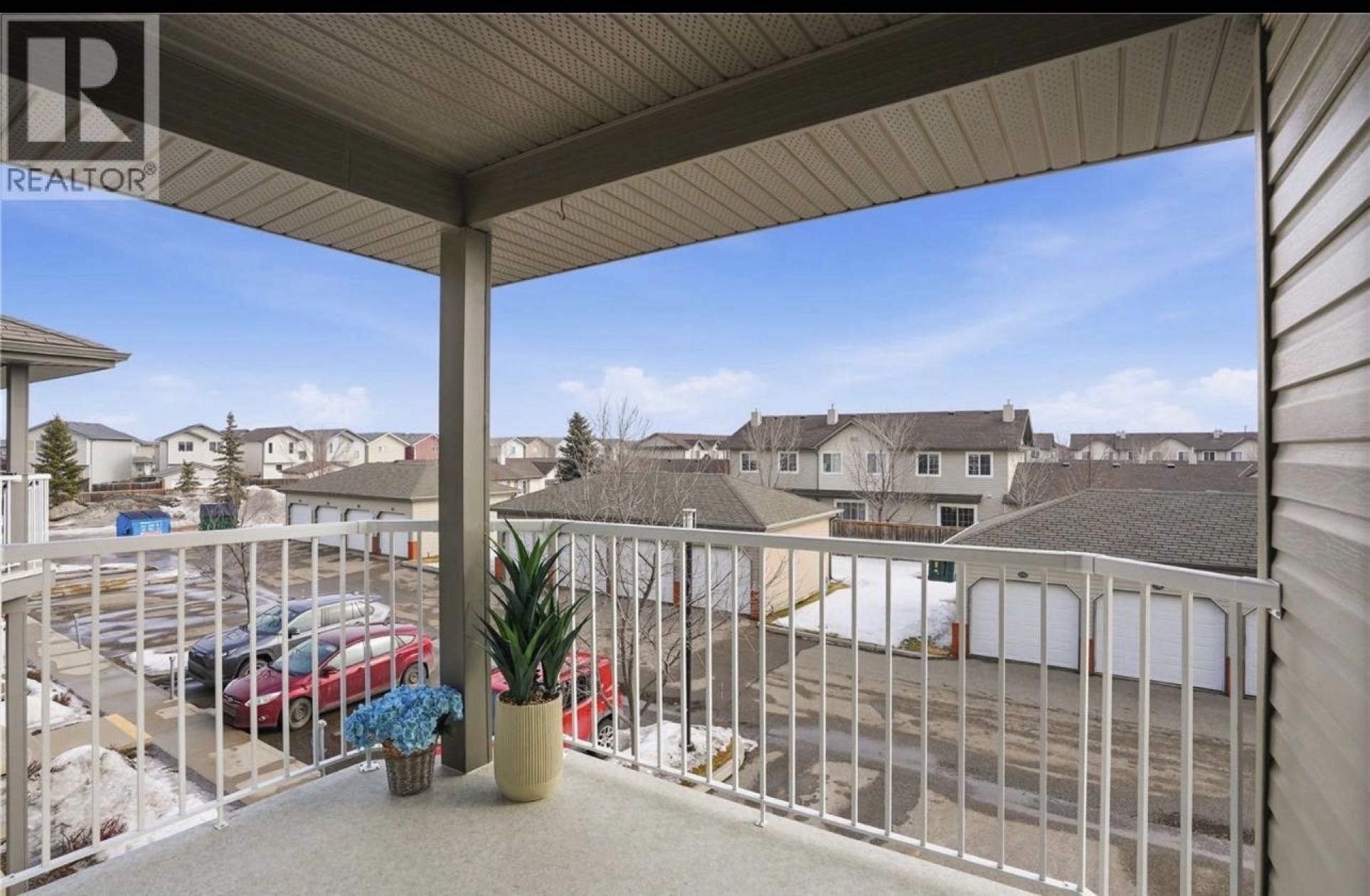 新挂牌！Willowgrove 转角实用两房townhouse/带车库＋多窗户采光 - 2