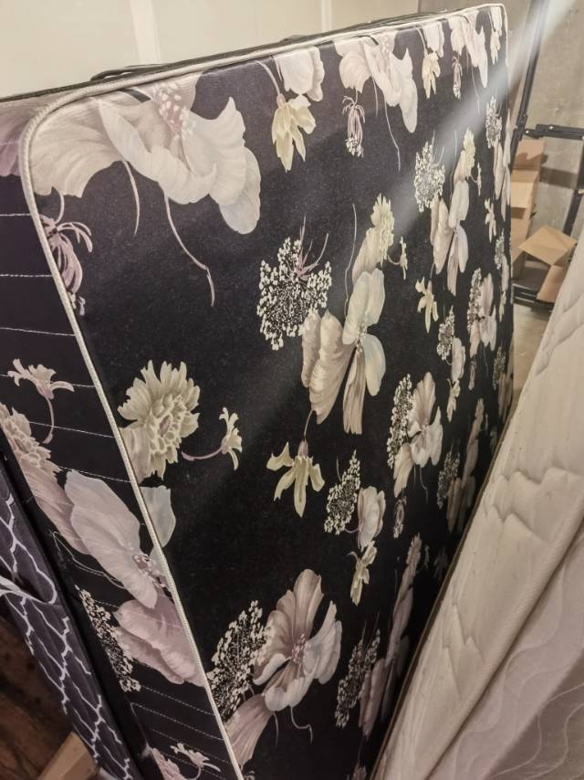 Queen床盒床架床垫一套 free pick up