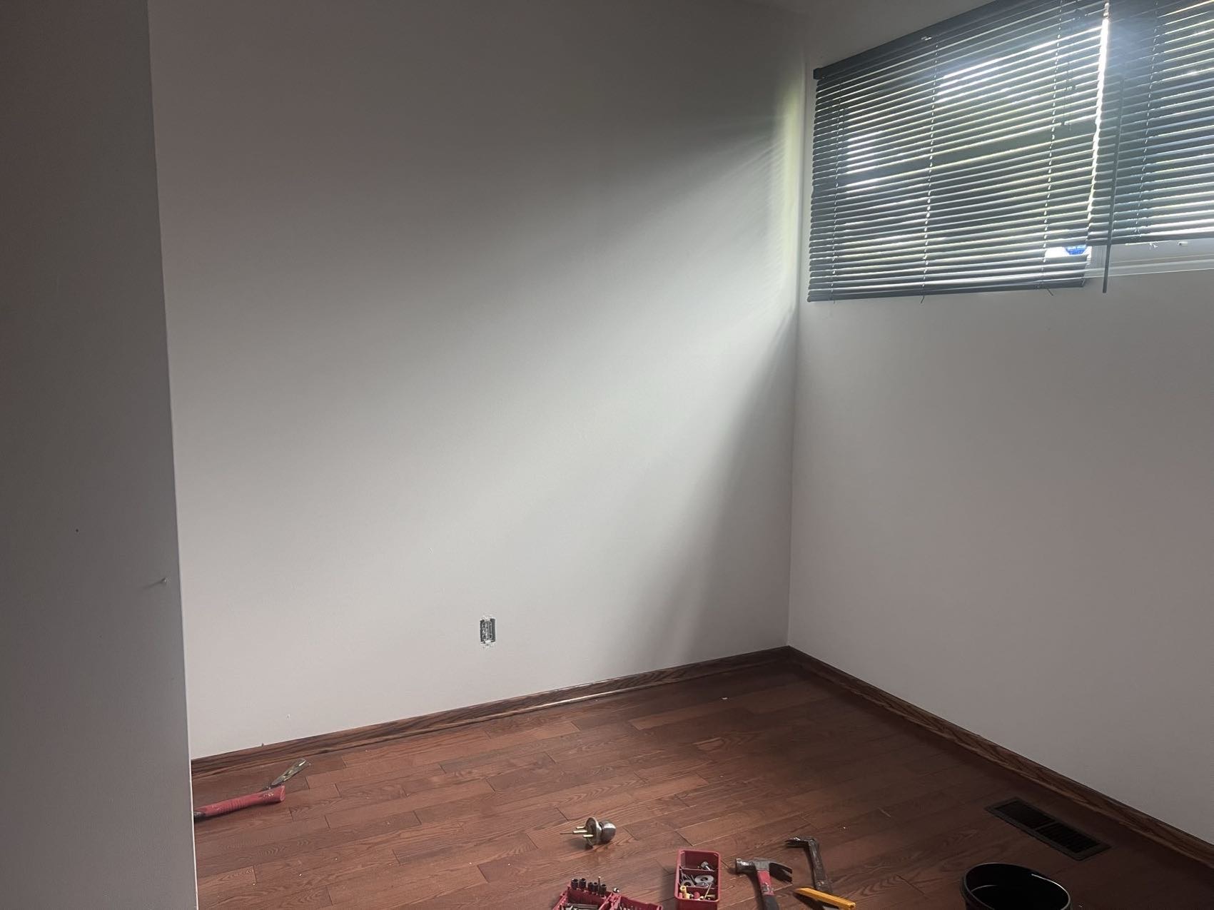 Macdonald Cres 紧邻8街 House 单间出租，非地下室