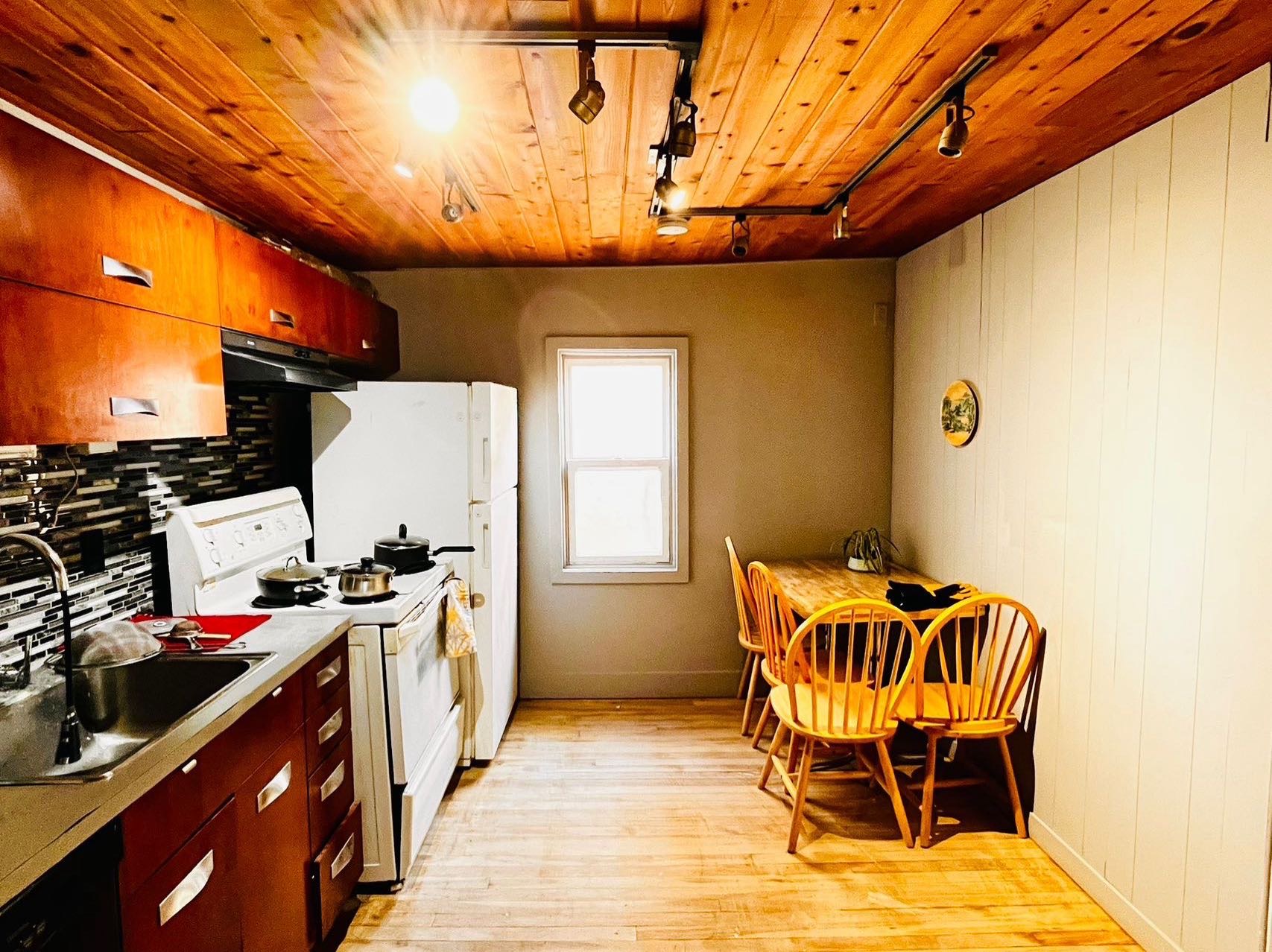 近MidTown 及萨理工学院有楼上阳光大床房出租。