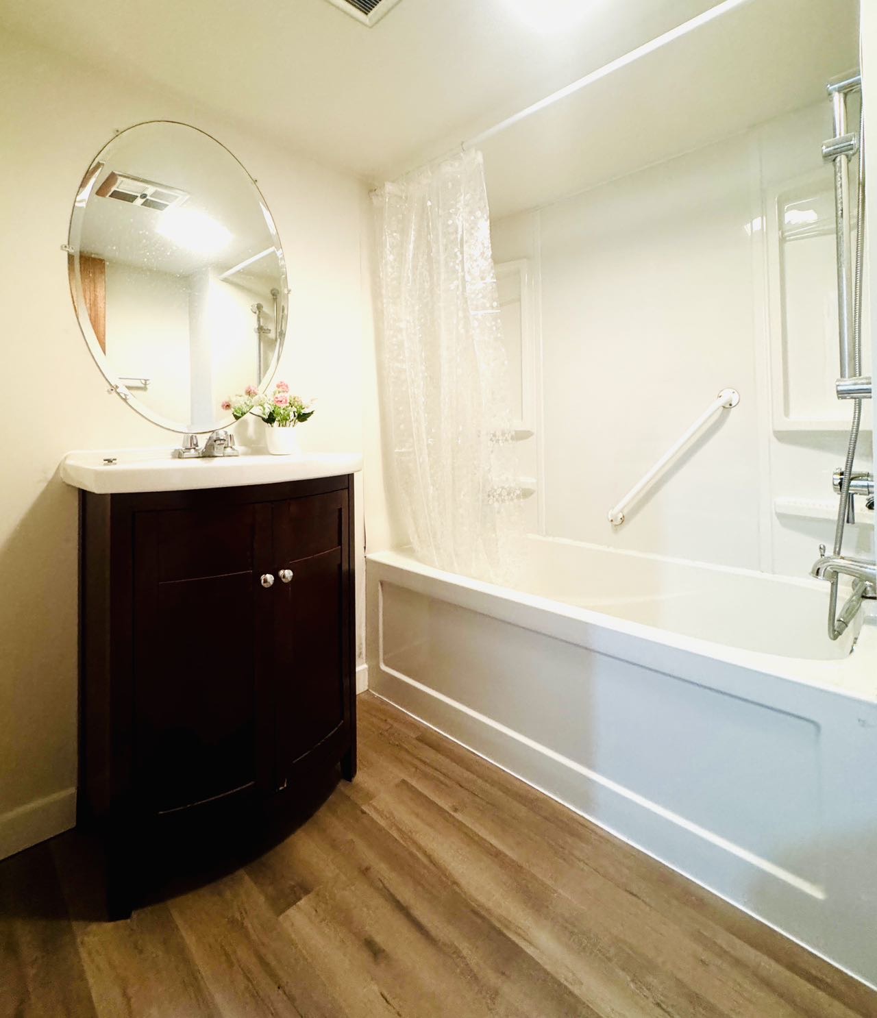 稀缺房源萨大马路对面全新2房地下室出租 - 3