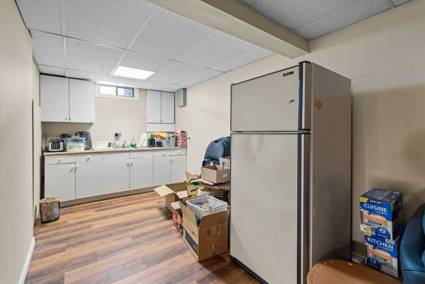 两室一卫地下室单元，Holy Cross 和 Walter Murray 两所高中对面，$1300/月（含水电暖）