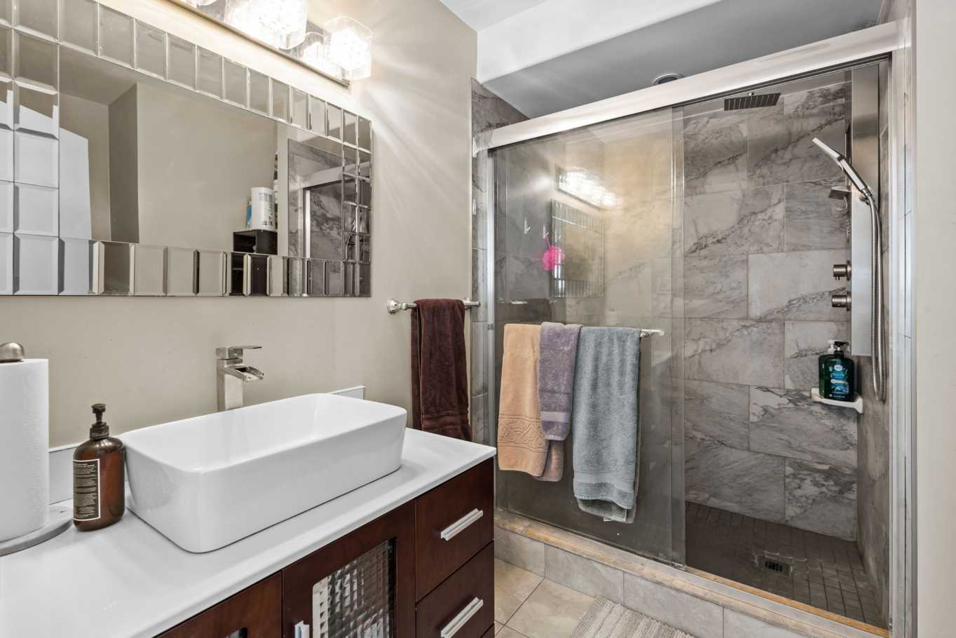 步行到达Holy Cross 高中 和 Walter Murray 高中| 两房一厅 | 包所有水电费 | 月租 $2000 |双拼住宅主层  - 7