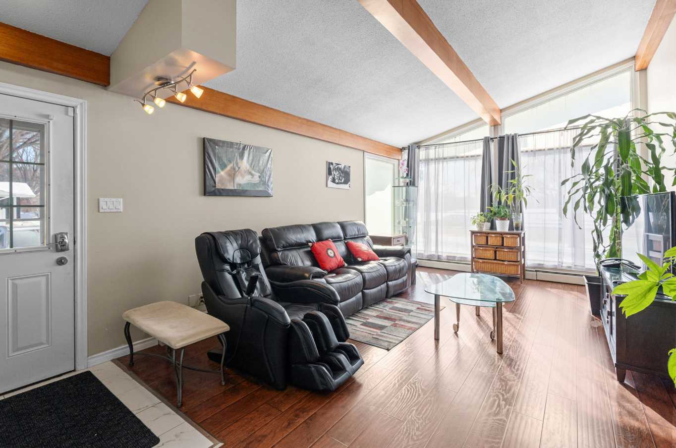 步行到达Holy Cross 高中 和 Walter Murray 高中| 两房一厅 | 包所有水电费 | 月租 $2000 |双拼住宅主层  - 2