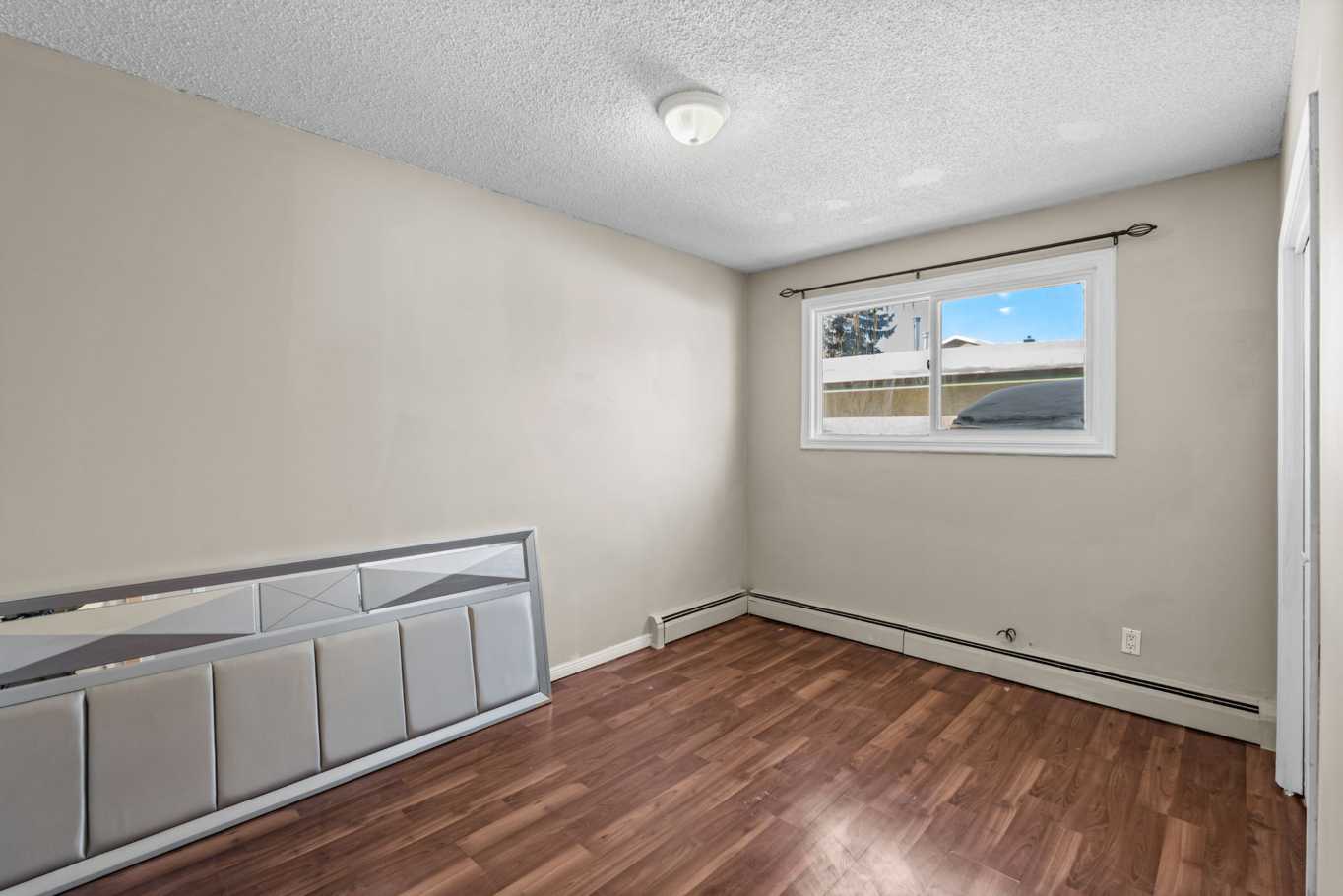 两房一卫，半独立屋租金：$1600/月（包含所有水电气）步行到Holy Cross和 Walter Murray高中 - 6