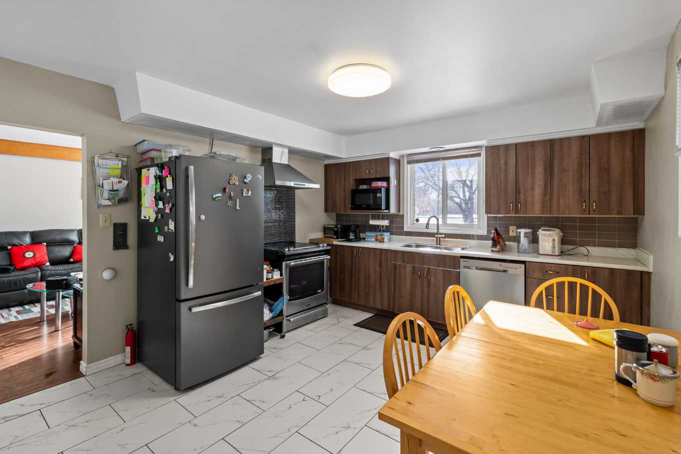 步行到达Holy Cross 高中 和 Walter Murray 高中| 两房一厅 | 包所有水电费 | 月租 $2000 |双拼住宅主层  - 4