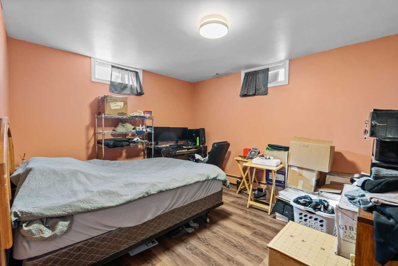 两室一卫地下室单元，Holy Cross 和 Walter Murray 两所高中对面，$1300/月（含水电暖） - 4