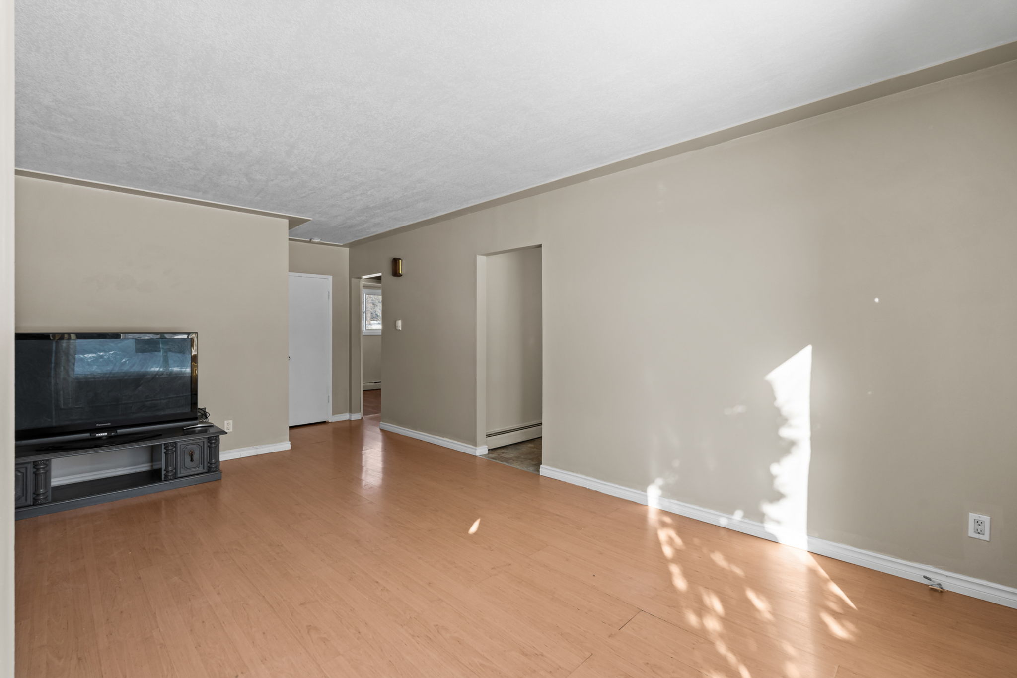 两房一卫，半独立屋租金：$1600/月（包含所有水电气）步行到Holy Cross和 Walter Murray高中 - 2