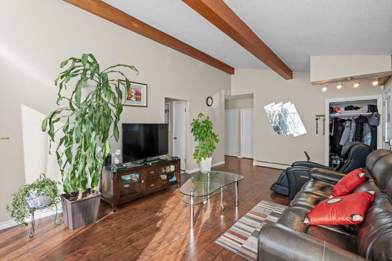 步行到达Holy Cross 高中 和 Walter Murray 高中| 两房一厅 | 包所有水电费 | 月租 $2000 |双拼住宅主层  - 3