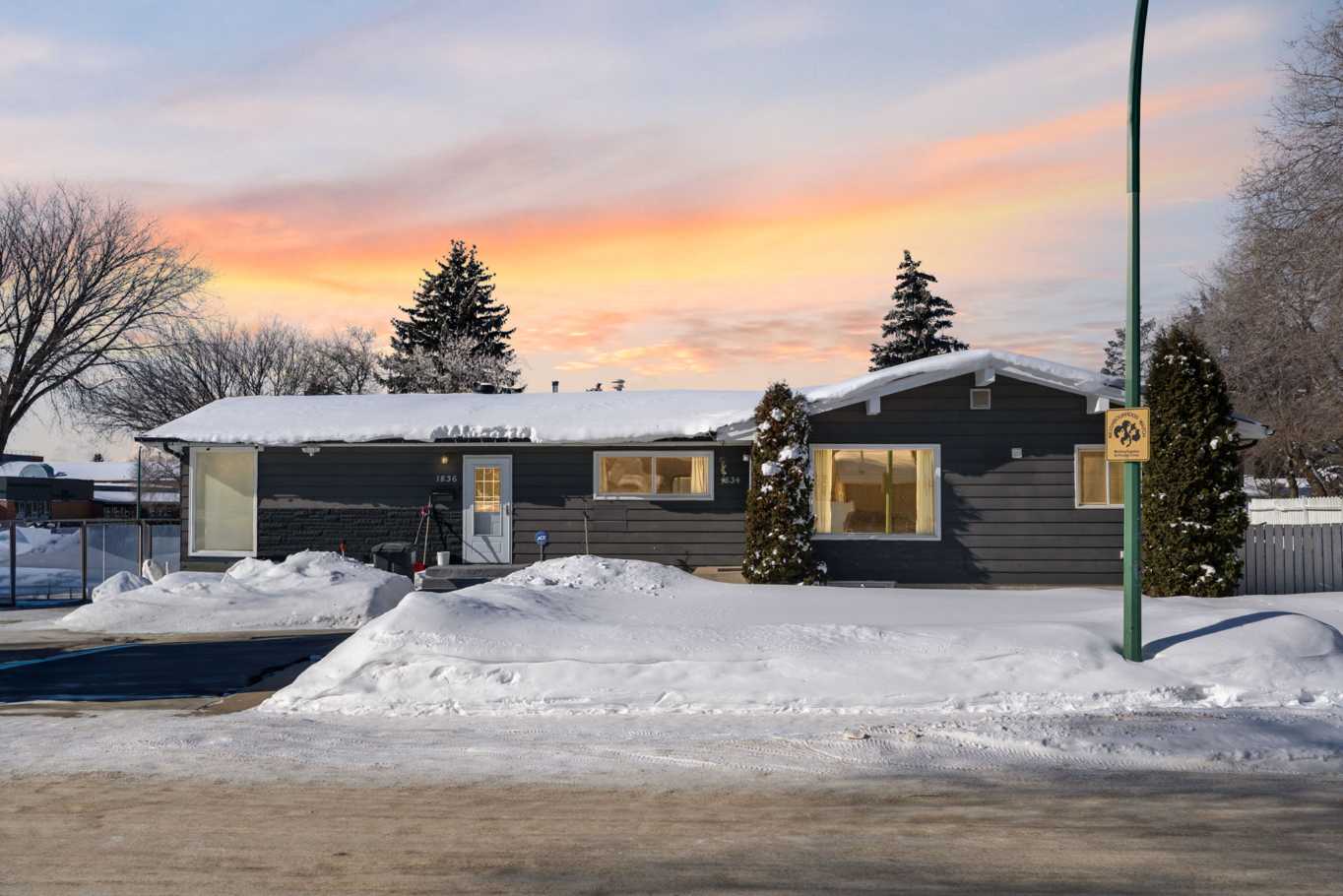 步行到达Holy Cross 高中 和 Walter Murray 高中| 两房一厅 | 包所有水电费 | 月租 $2000 |双拼住宅主层 