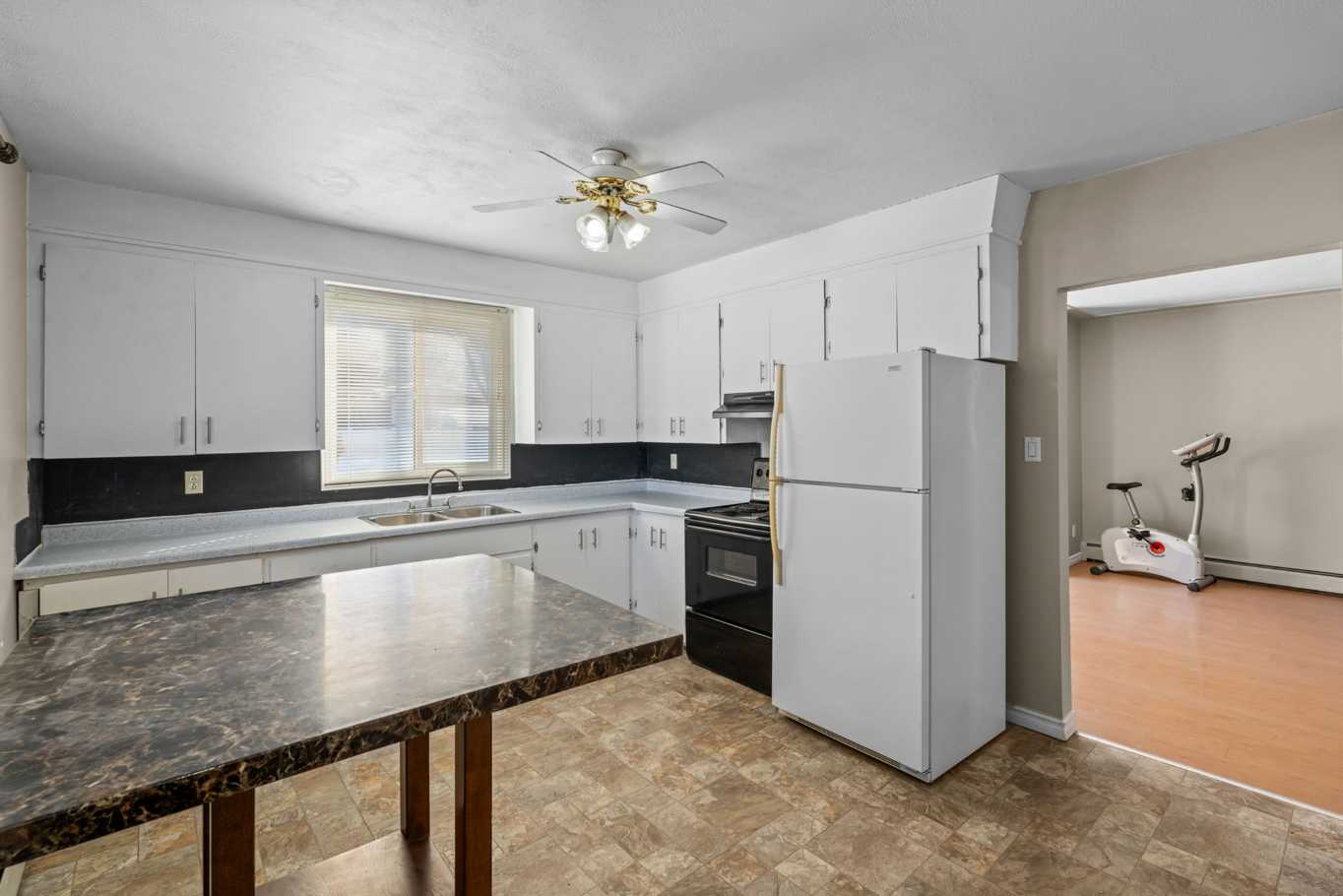 两房一卫，半独立屋租金：$1600/月（包含所有水电气）步行到Holy Cross和 Walter Murray高中 - 4