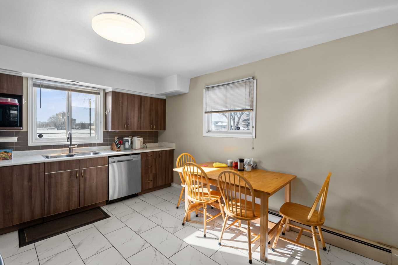 步行到达Holy Cross 高中 和 Walter Murray 高中| 两房一厅 | 包所有水电费 | 月租 $2000 |双拼住宅主层  - 5