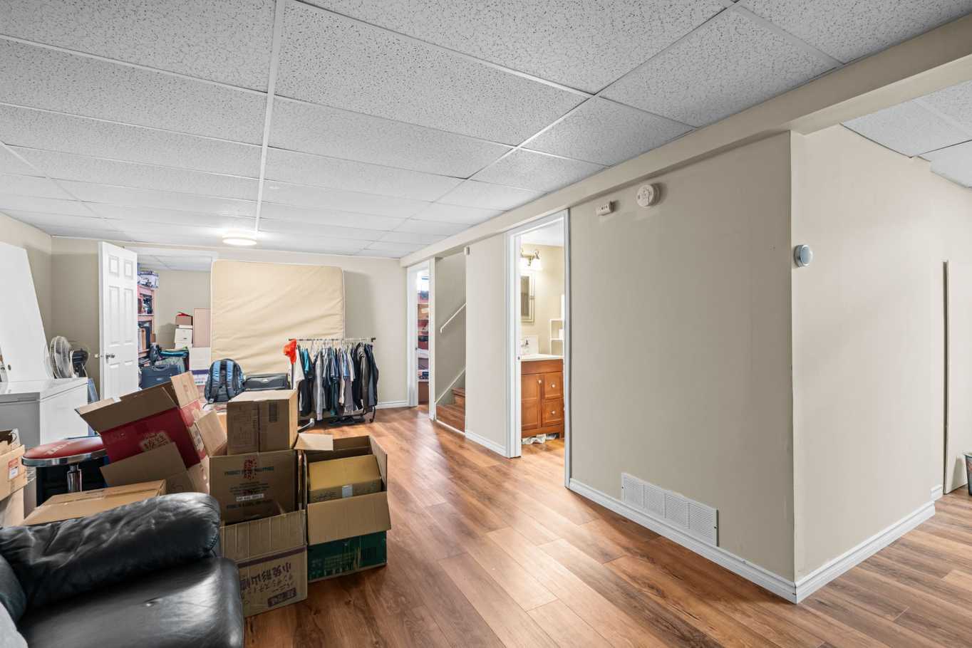 两室一卫地下室单元，Holy Cross 和 Walter Murray 两所高中对面，$1300/月（含水电暖） - 2