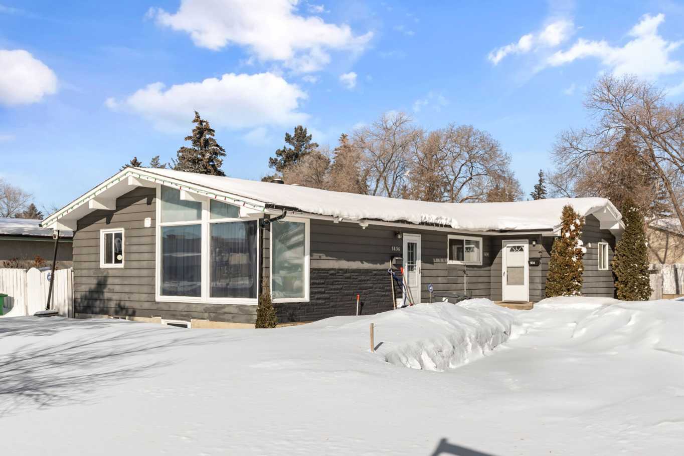 两房一卫，半独立屋租金：$1600/月（包含所有水电气）步行到Holy Cross和 Walter Murray高中