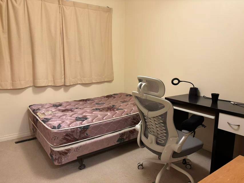  8街靠superstore独立房二楼1个房间出租 - 6