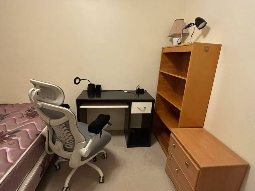  8街靠superstore独立房二楼1个房间出租 - 5