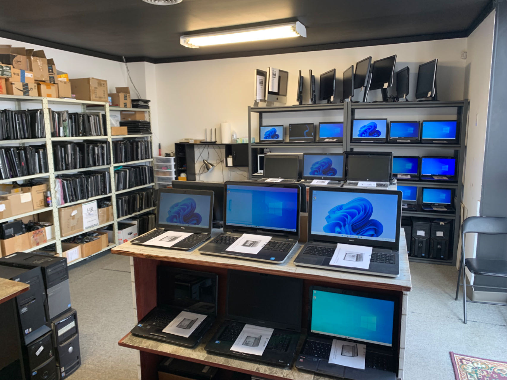 惊喜转让！里贾纳市中心附近二手电脑手机销售维修店生意等您接手！