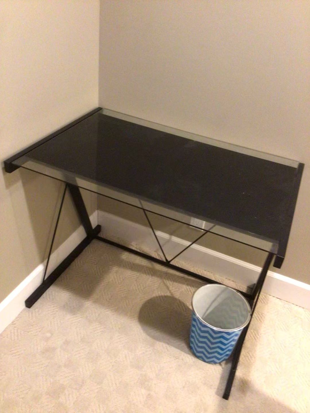 玻璃桌子，学习或者办公 都可以，40刀，自取