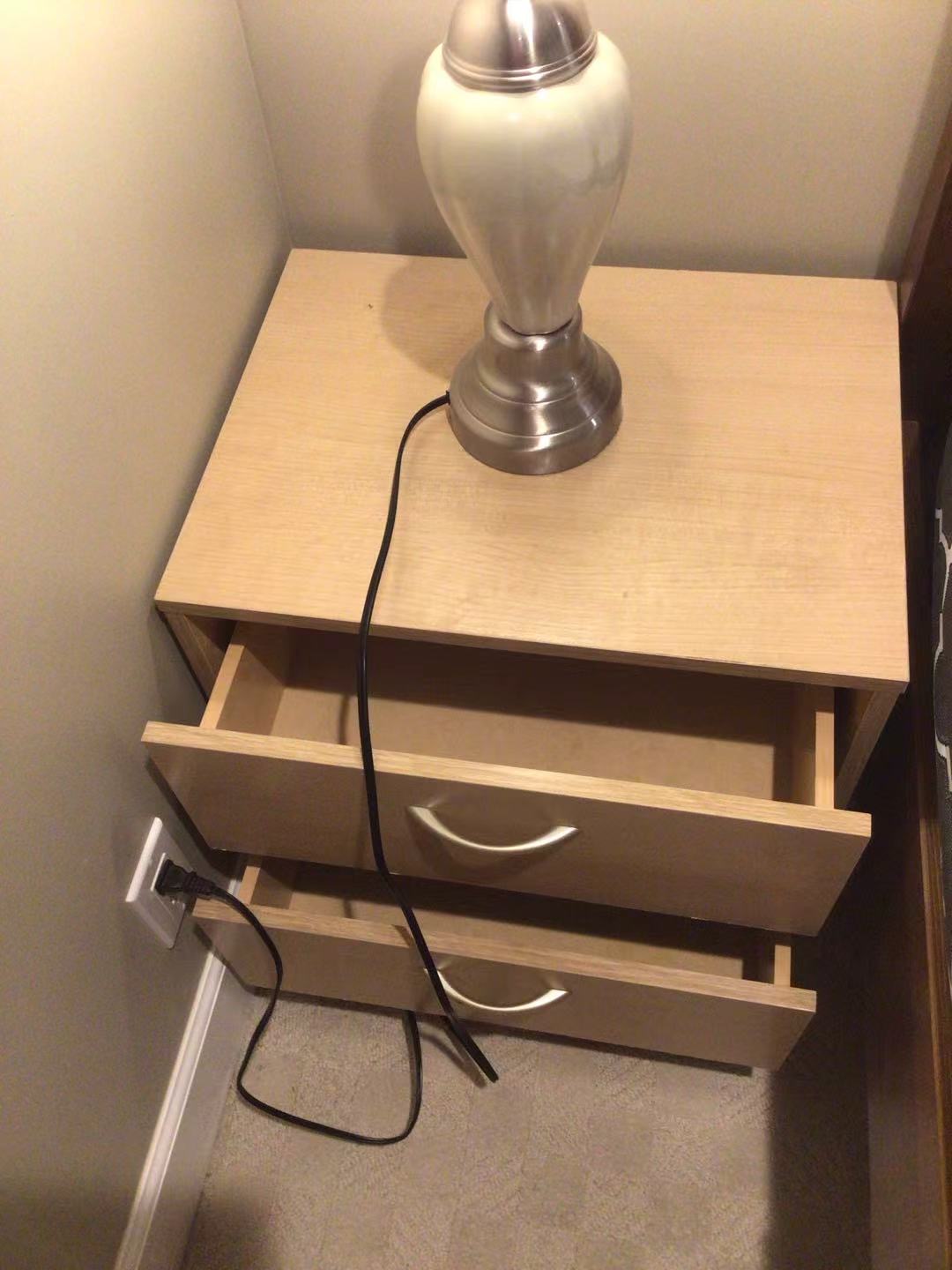 玻璃桌子，学习或者办公 都可以，40刀，自取 - 2