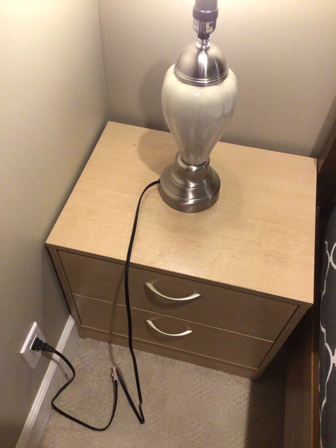 玻璃桌子，学习或者办公 都可以，40刀，自取 - 3