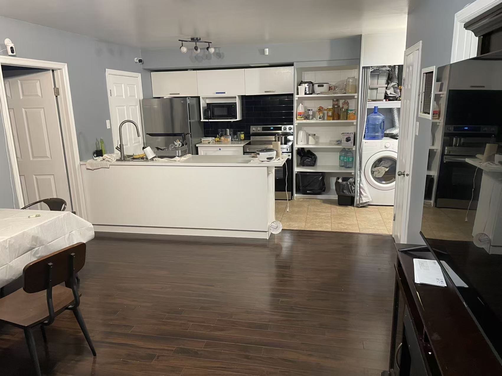 新公寓2室单间之一，包水电暖网每月700