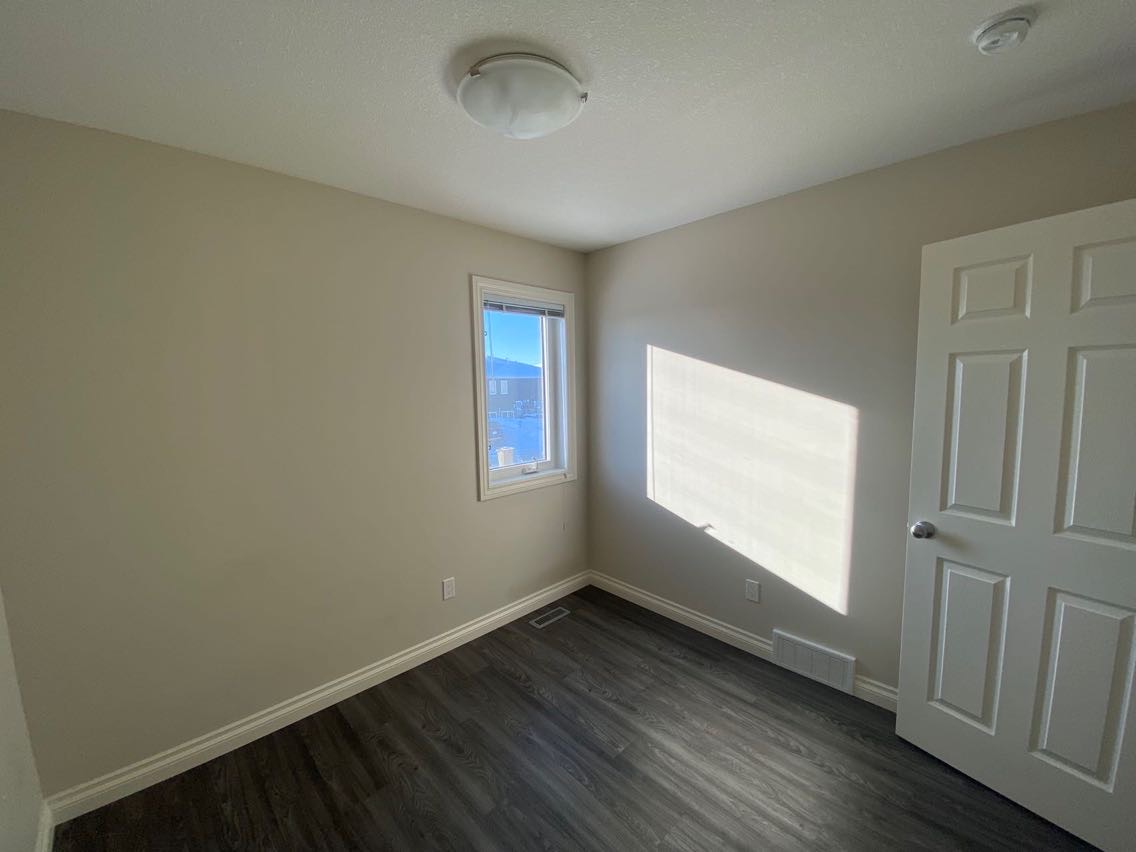 找室友(里贾纳东区Townhouse，1单人间470/月）