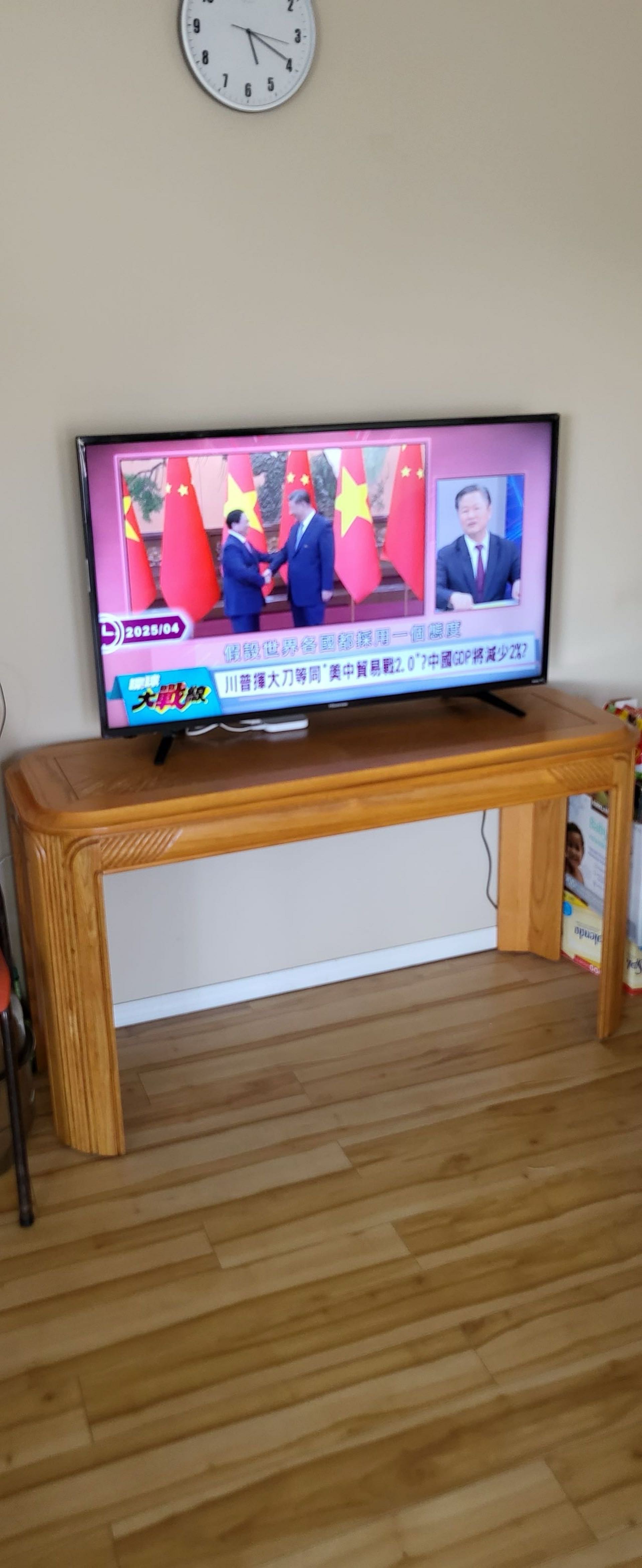 43 inch Hisense 电视加电视桌150🔪