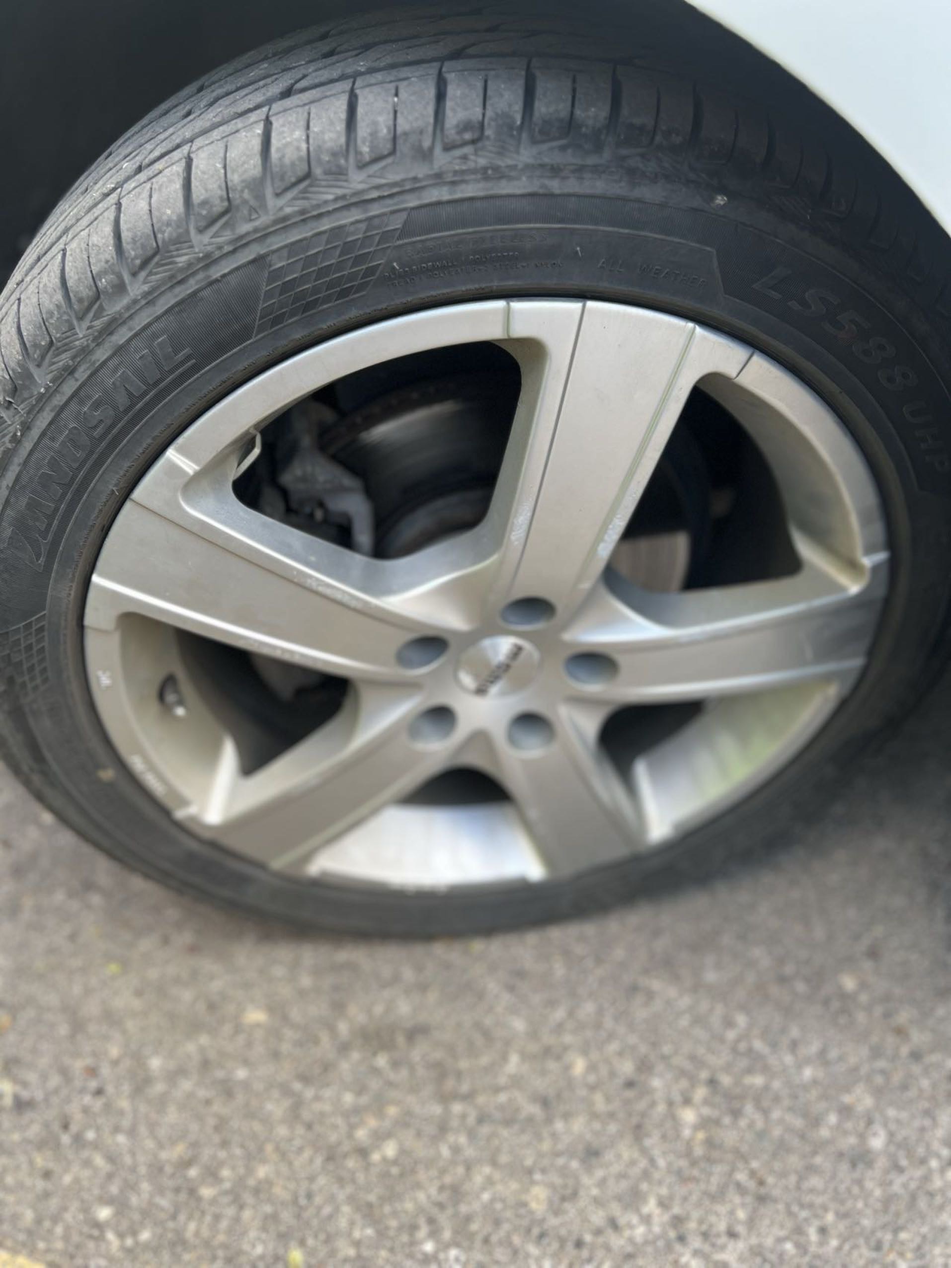 出售一套17寸四季轮胎🛞