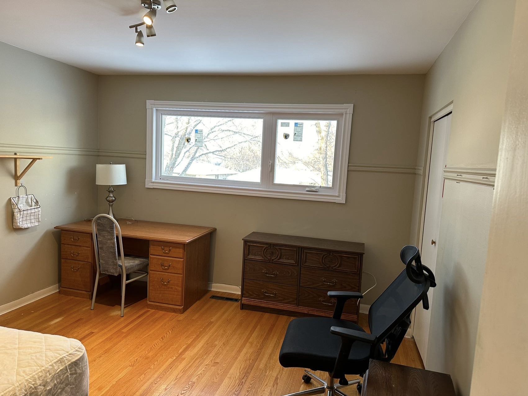 8街Superstore后面独立house楼上一大单间，长、短租均可 - 4