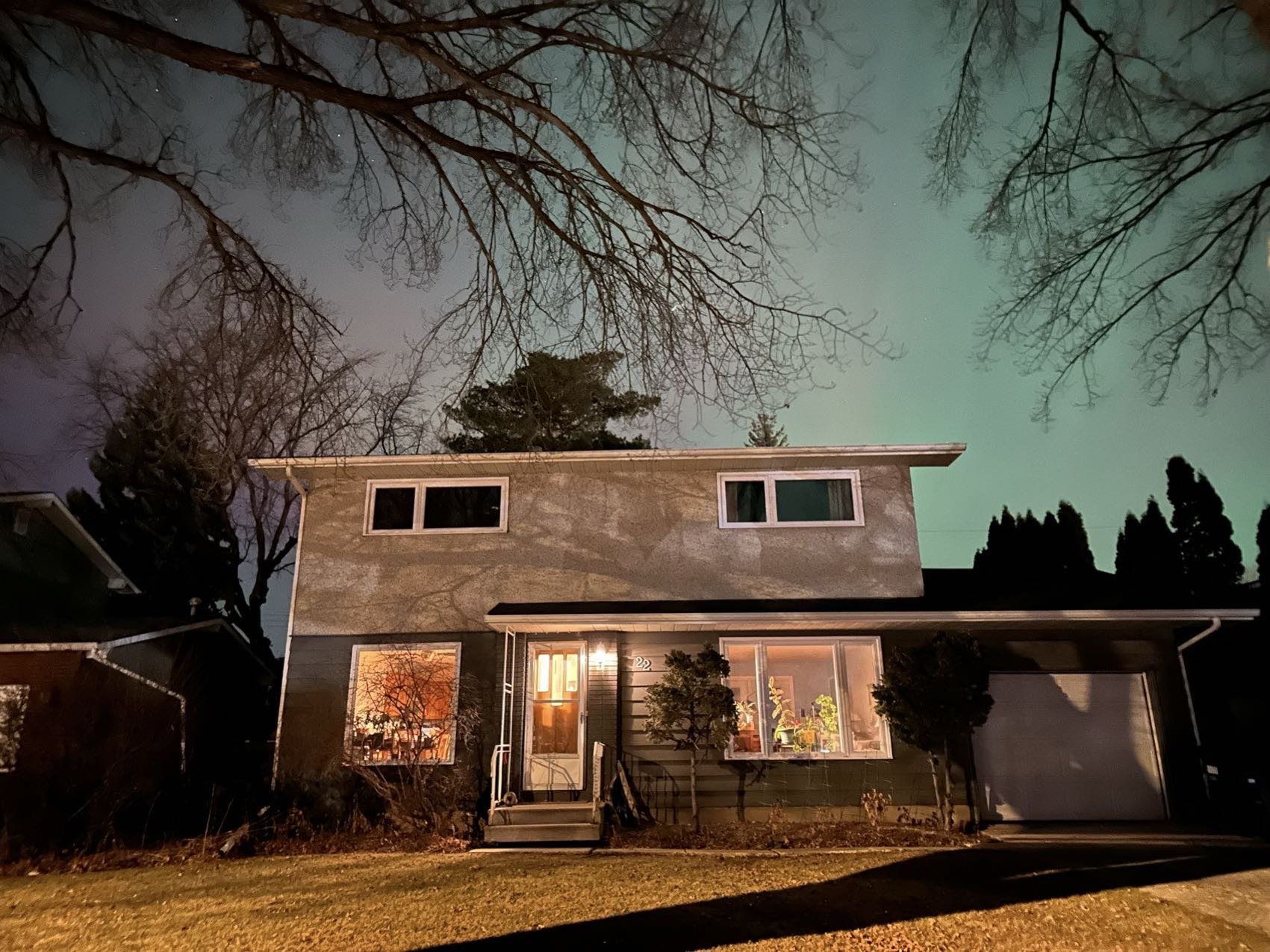 8街Superstore后面独立house楼上一大单间，长、短租均可