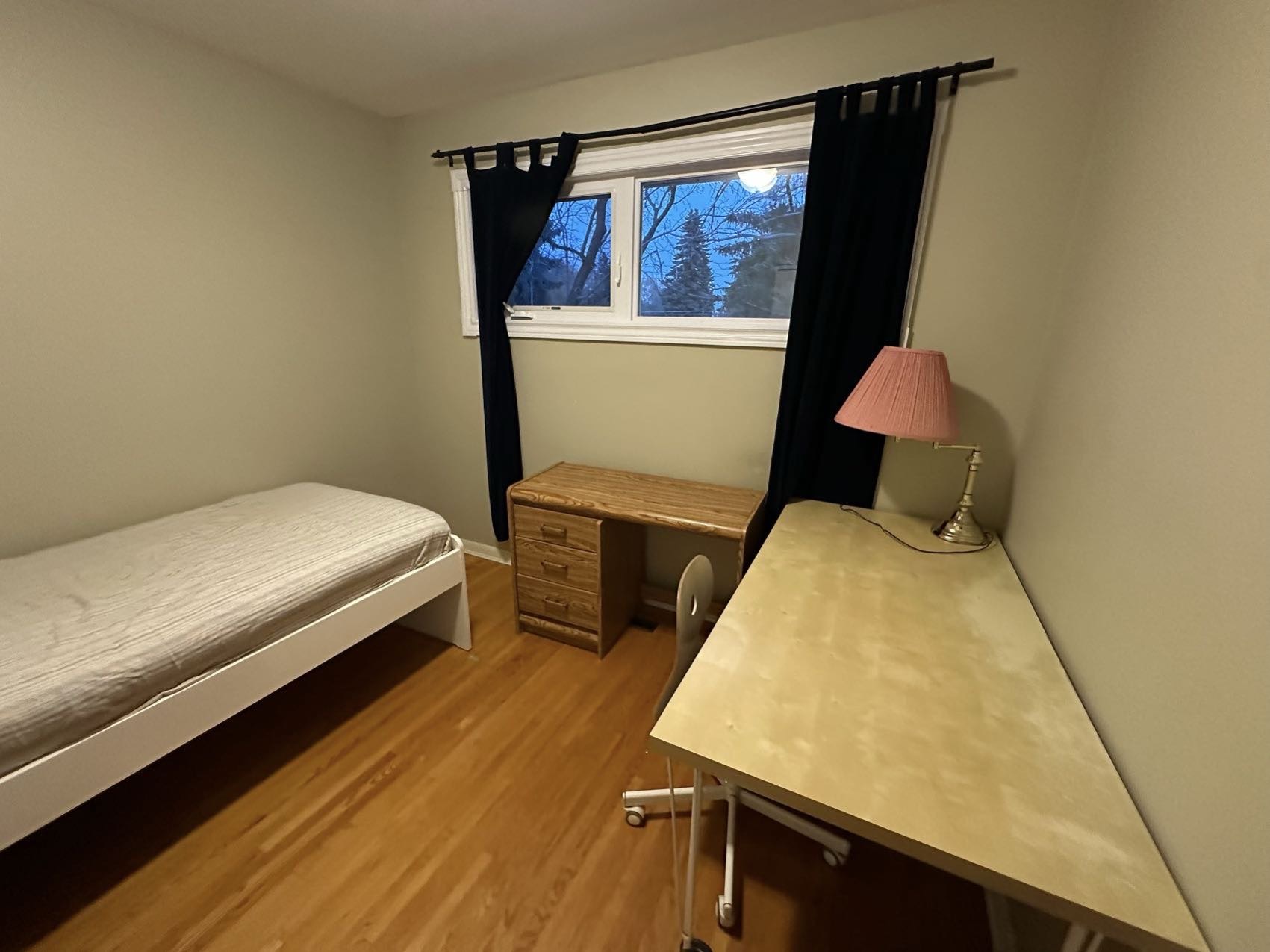 8街Superstore后面独立house楼上一大单间，长、短租均可 - 3