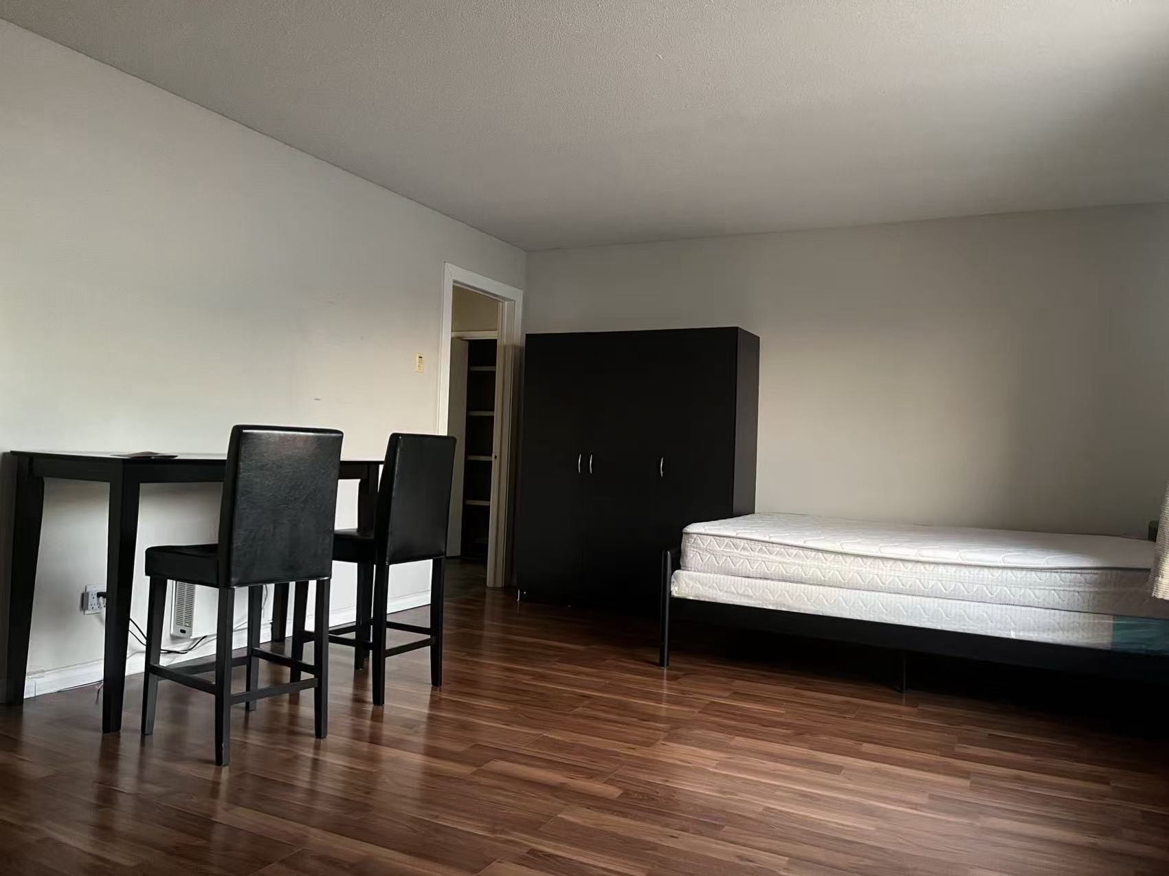 8街近Superstore 2室公寓（可做3室）出租