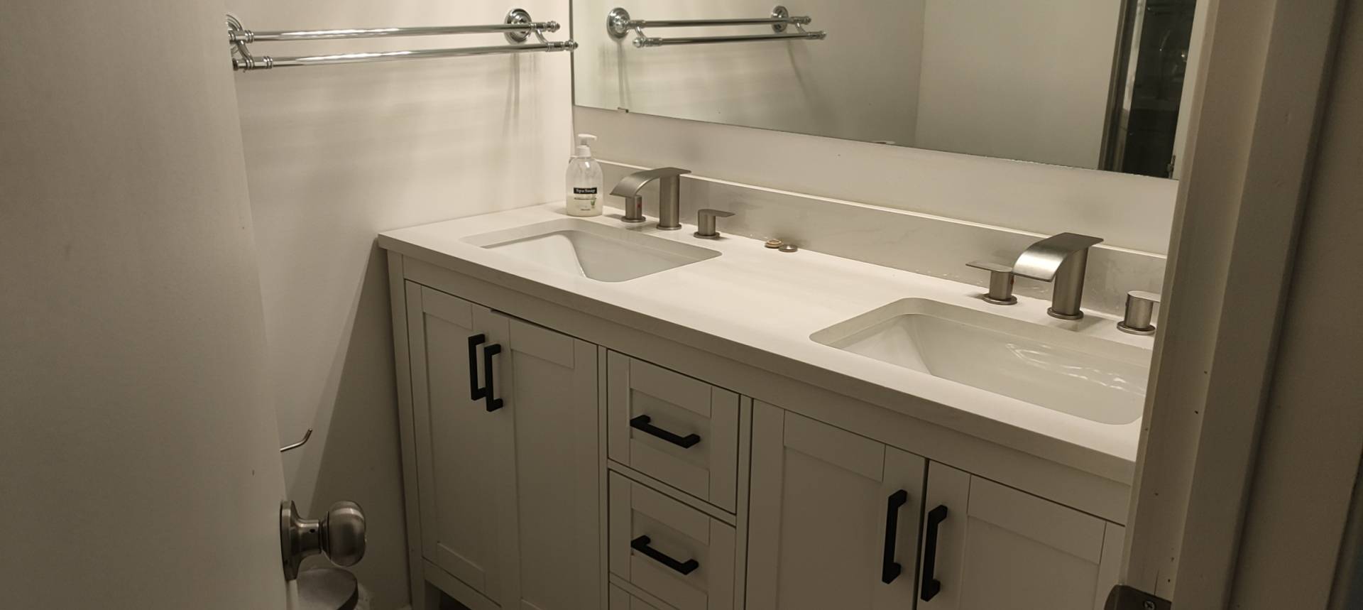 楼上单间出租近 8 街 supperstore   780 - 4