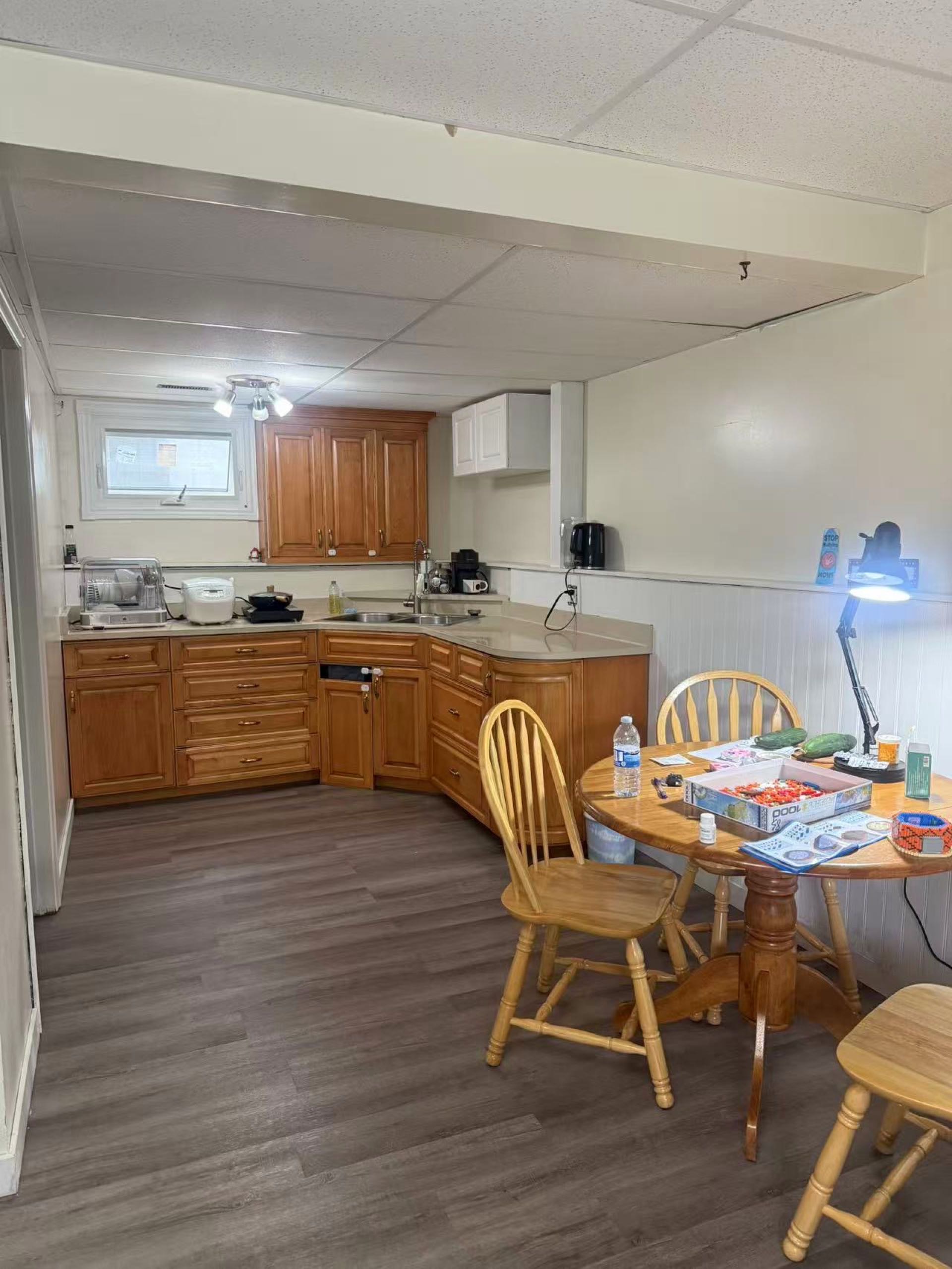 两室一厅一卫一den一储藏间的半地下室出租（也可分租）