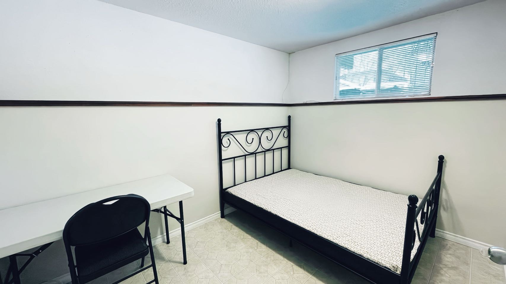 临近8街，半地下室单房出租，包水电气网