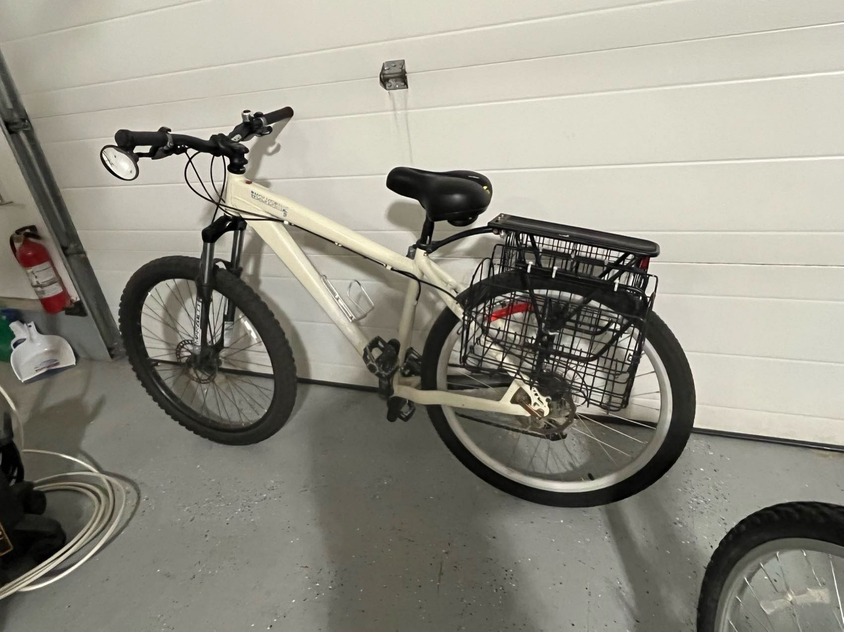 出两个成年人自行车