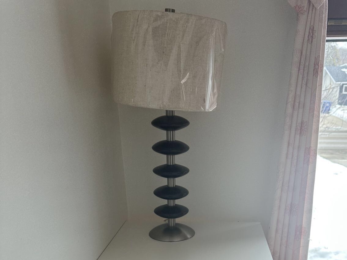 搬家大甩卖多个床，床架，床垫，钢化玻璃桌面课桌，柜子，全部处理，有需要的朋友可以联系368-886-0866 - 6