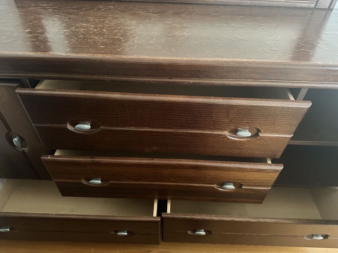 搬家大甩卖多个床，床架，床垫，钢化玻璃桌面课桌，柜子，全部处理，有需要的朋友可以联系368-886-0866 - 3