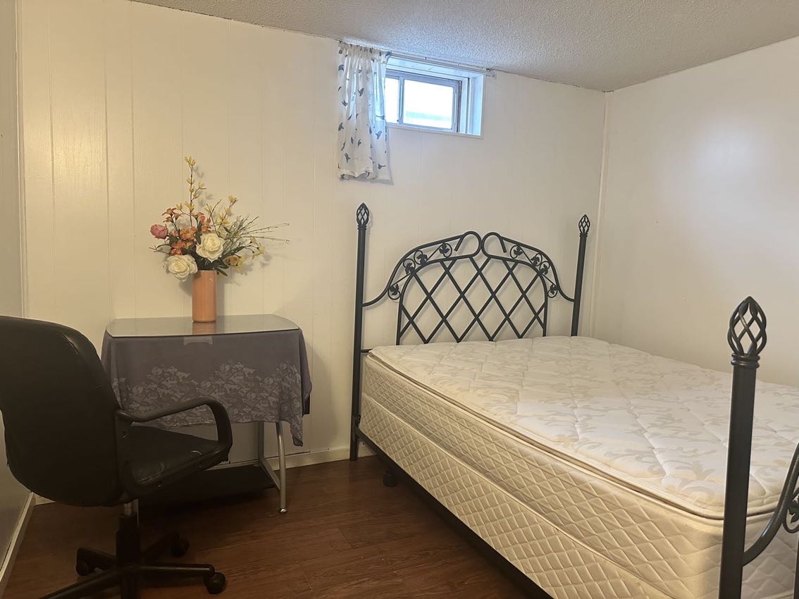 搬家大甩卖多个床，床架，床垫，钢化玻璃桌面课桌，柜子，全部处理，有需要的朋友可以联系368-886-0866 - 7